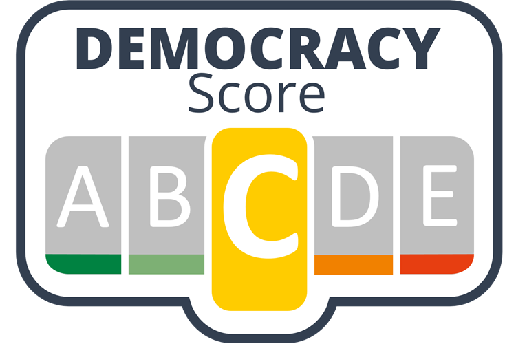 Democracy-Score C - Belastet die Demokratie durch selektive Darstellung und Polemik